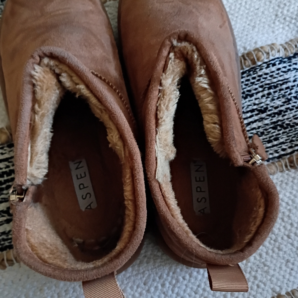 Aspen Women's Tan Ankle Boots - Picture 3 of 3